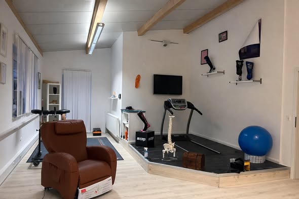 Beratungs- und Anpassungsraum mit Laufband und Hilfsmitteln