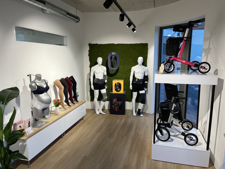 Ausstellung mit Kompressionsversorgung, Bandagen und Rollatoren